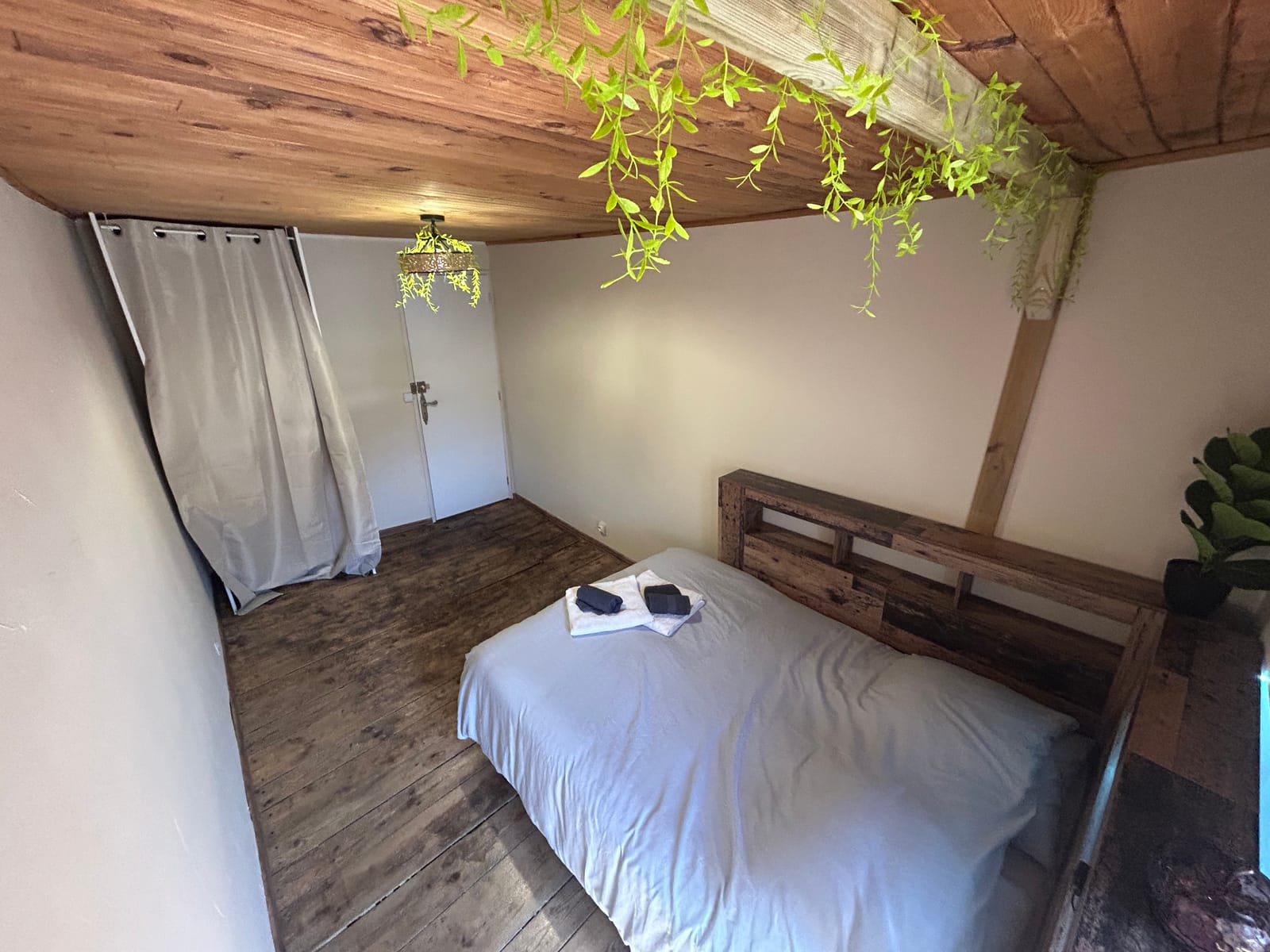 Chambre 3 du gîte à Cayres, lit double et plafond bois avec feuillage