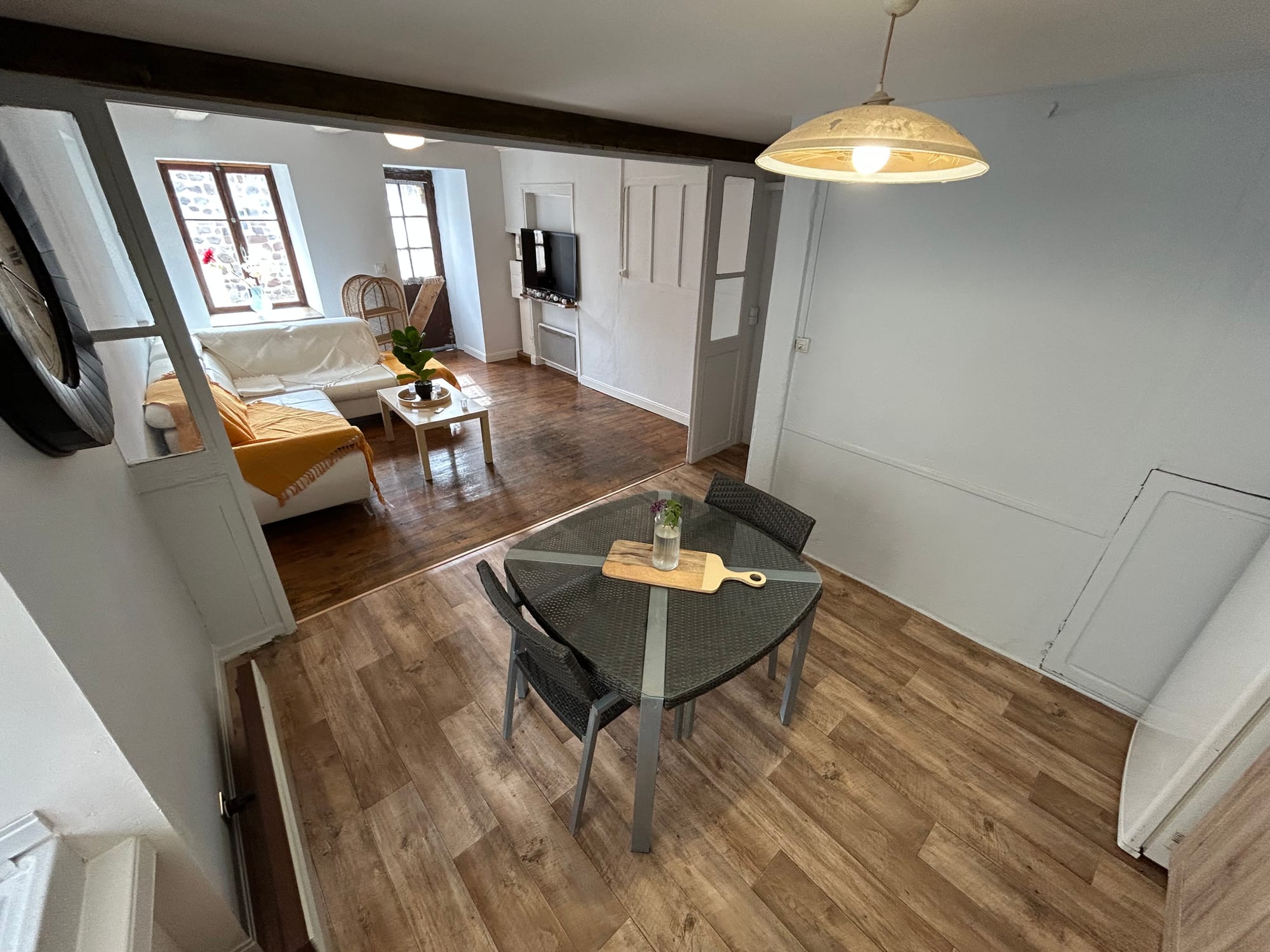 Salon et coin repas du gîte de Cayres