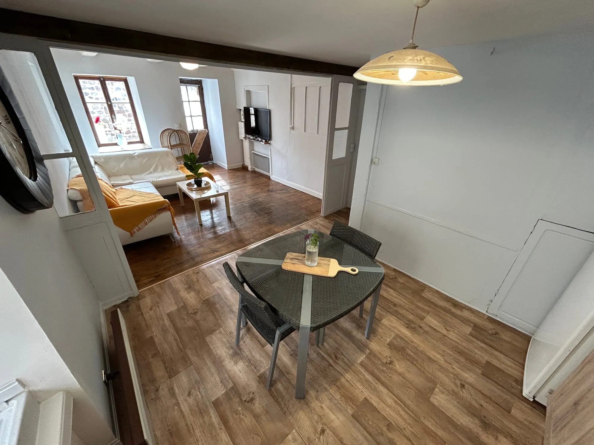 Salon et coin repas du gîte de Cayres